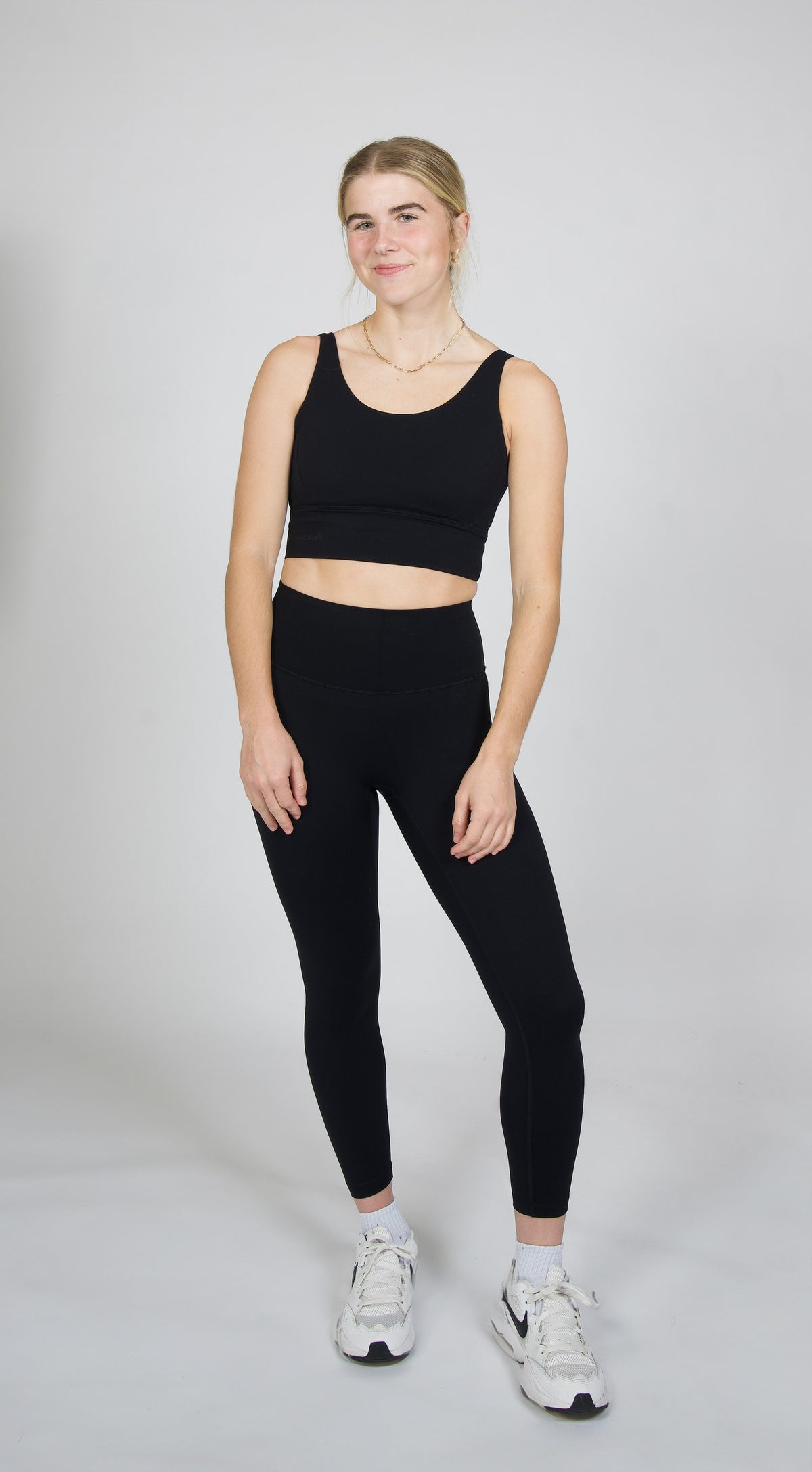 Cascade High-Rise Ascend Legging in Black — full outfit on model